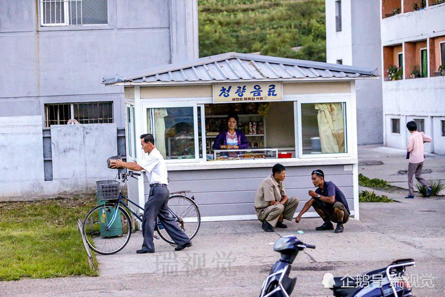 平壤街头一景:小型日用百货商店遍布街头,市民买东西十分便捷